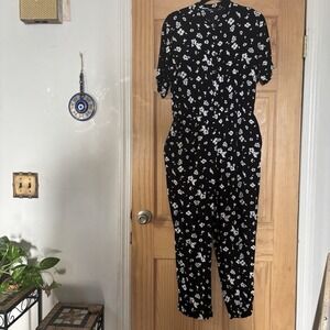 Uniqlo Jumpsuit Womens M Floral‎ Black & White Short Sleeve Casual Daywear
